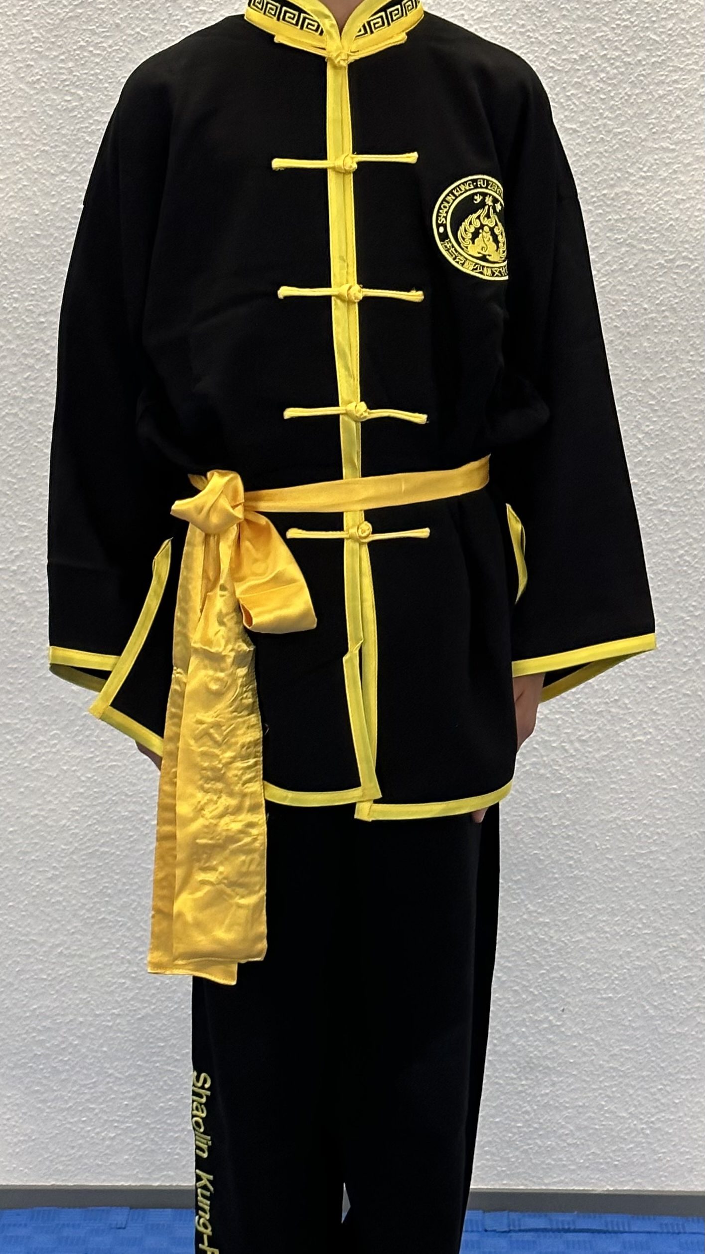 Kung-Fu Anzug — Vorderseite mit Logo